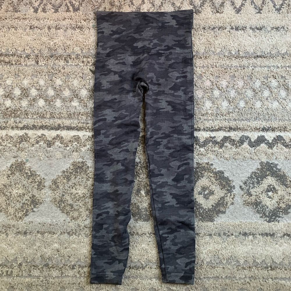 Spanx Gray Camo Look At Me Now Leggings Small